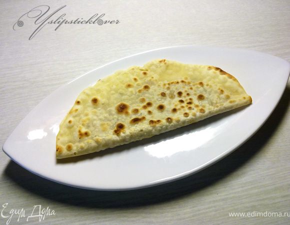 Обжарить лепешки на сухой сковороде с двух сторон.