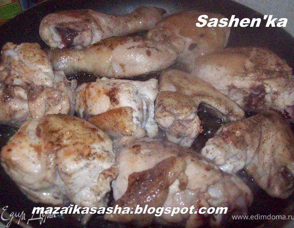 Цыпу моем, режем на порционные куски, солим, перчим, обжариваем на растительном масле с двух сторон до румяной корочки