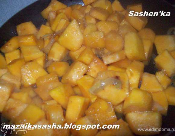 Тыкву нарезать небольшими кубиками и добавить к луку. обжаривать минут 7-10