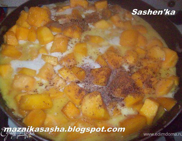 Тыква дала сок. добавляем молоко, соль, и по щепотке корицы и молотого мускатного ореха. перемешиваем, доводим до кипения и тушим еще минут 5