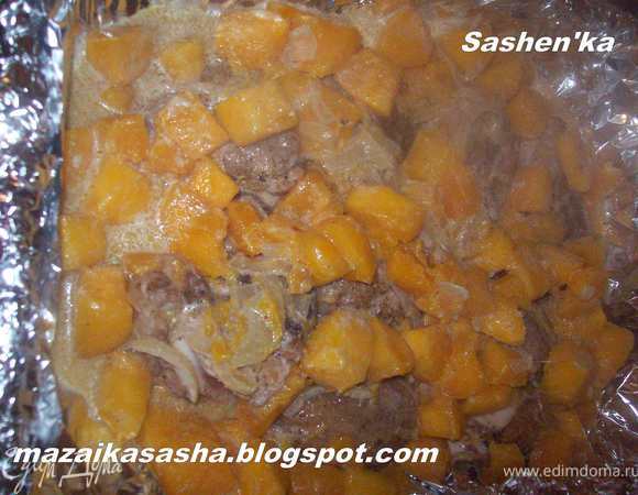 выкладываем овощи к курице, закрываем крышкой (я прикрывала фольгой) и отправляем в духовку на 20 минут при температуре 180 гр.