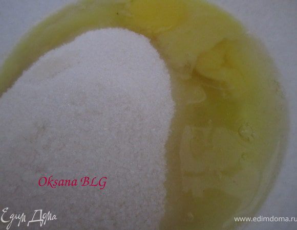Яйца перемешать с сахаром.