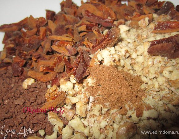 Абрикосы или курагу порезать. Орехи немного поджарить на сковороде, измельчить, но не сильно мелко. Если у вас есть высохшая шоколадная мастика, ее нужно в блендере перебить в крошку. Если же нет, то модно использовать шоколад. Добавить приправу к печенью. Все перемешать.