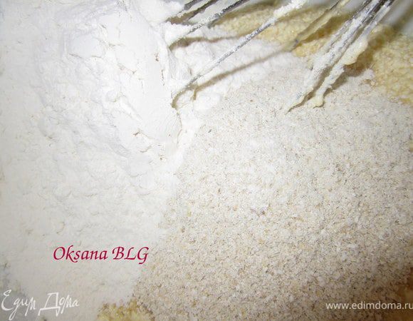 К яйцам добавить молоко, растопленный маргарин. Перемешать. Муку смешать с разрыхлителем. Добавить к яичной смеси. Добавить измельченный овсяные хлопья.