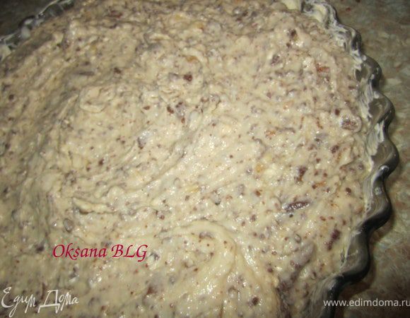 Духовку разогреть до 180 градусов. Форму смазать маслом. Выложить тесто.