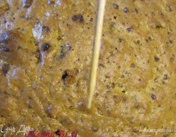 Выпекать 30-40 минут, до сухой деревянной шпажки.