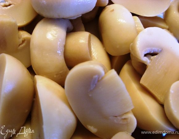 Обсушить грибы на бумажном полотенце и разрезать их на 2-4 части.