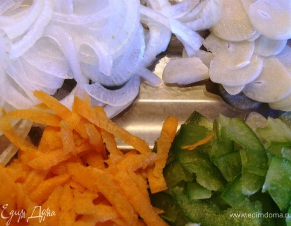 Овощи почистить, помыть и мелко нашинковать.