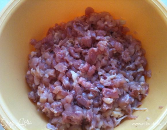 Порезать мясо вместе с кожей маленькими кубиками, примерно 1см х 1 см.