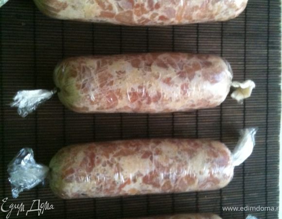 Разделить смесь на 4 части. С помощью пищевой пленки сформировать колбаски, завязав концы колбасок ниткой (заворачивать колбаски в несколько слоев пленки!)