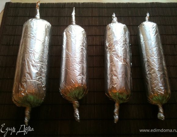 Полученные колбаски завернуть в несколько слоев пищевой фольги, как конфетки.
