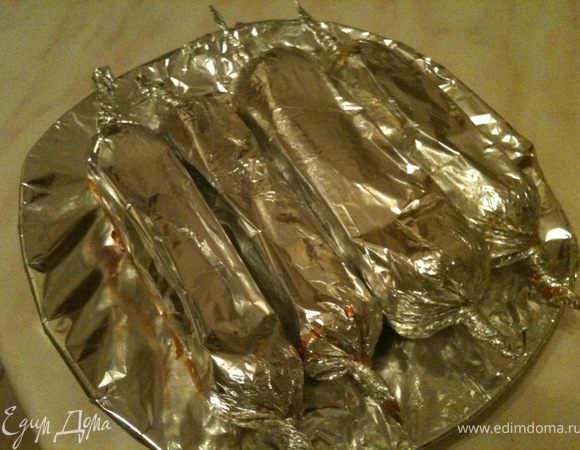 По истечение времени достать колбаски. Не разворачивая охладить при комнатной температуре. После полного остывания поставить в холодильник до утра.