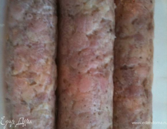 Снять все обертки с наших колбасок и можно подавать к столу. Приятного аппетита!