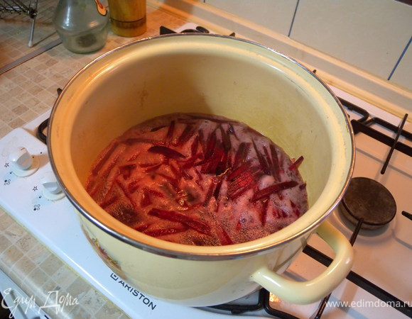 Чистим овощи. Картофель, лук,  морковь, свеклу. Первым делом я рещу свеклу тоненькими брусочками и бросаю ее в холодную воду в кастрюлю. Ставлю на огонь. После того, как закипит, минуты через три вкидываю картовель, морковь. Через 5 минут после картофеля - сушку: грибы (перемолоть в кофемолке), баклажаны. Даю прокипеть минут 10 и добавляю спаржевую фасоль, сушку: помидор, сливу. Через 5 минут капусту романеска (она не должна кипеть более 10 минут. Через 5 минут после капусты добавляю печеный перец, почищенный и порезанный на кусочки и лук. Через 5 минут выключаю и кидаю порезанную свежую зелень (петрушка и укроп. Даю настояться. Лучше всего, когда сварить борщ утром,  а есть его вечером (или наоборот). И конечно же со сметаной!!! Приятного аппетита!