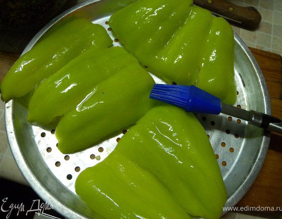 Готовим перец и лук. перец почистить, смазать растительным маслом. 