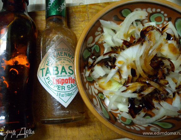 Порезать полукольцами лук. Смазать табаско и соевым соусом. 