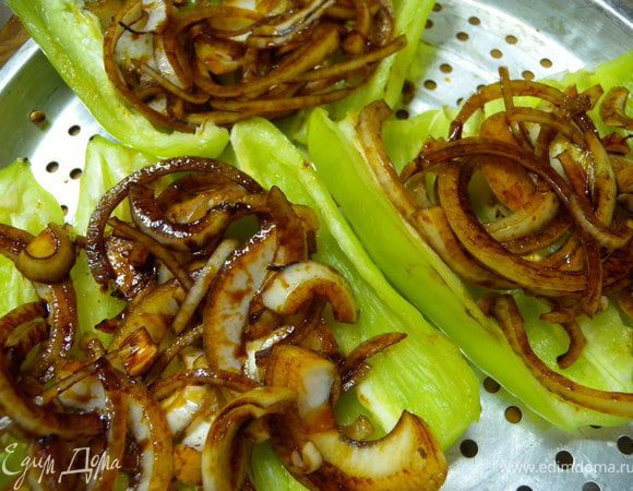 Перец перевернуть и сверху выложить лук. Отправить в аэрогриль. 