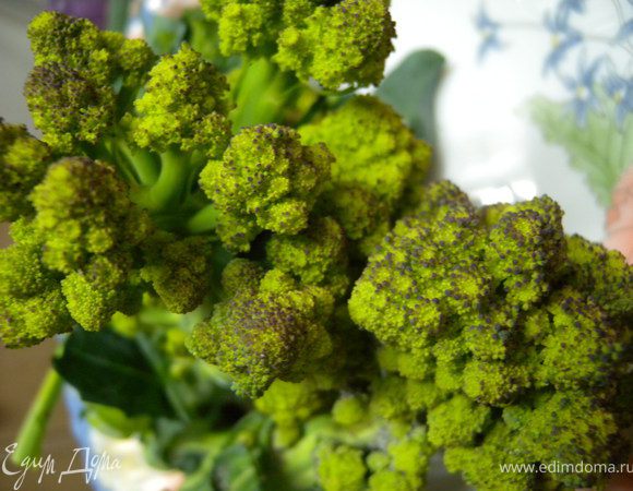 Капуста романеска. Чем-то похожа на цветную. Очень люблю ее :-)