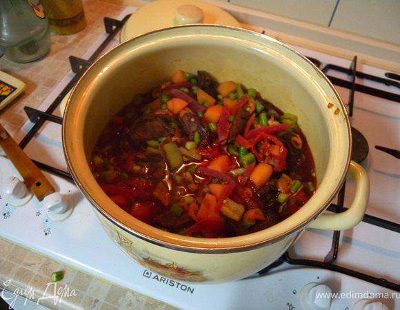 Итак, у нас уже варится картофель, свекла, морковь, фасоль, сухофрукты и сухоовощи...