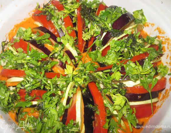 2 перца положить на протвень и запечь в духовке, пока кожица не начнет темнеть.
После положить в патик и оставить, чтоб чуть остыл.

Нарезать лук, чеснок мелко, помидоры очистить от кожицы и тоже мелко нарезать.
Нарезать и перец мелко.

Обжарить лук с чесноком, добавить перец, жарить 5 мин, добавить помидоры и тушить мин 8.
Потом полжить все это в блендер и взбить.Налить его в форму и разровнять

Нарезать тонкими кружочками помидоры, баклажаны и кабачки. Уложить все в форму чередуя овощи.

Заправка: нарезать мелко зелень, добавить раст. масло и чеснок.
Залить овощи.
