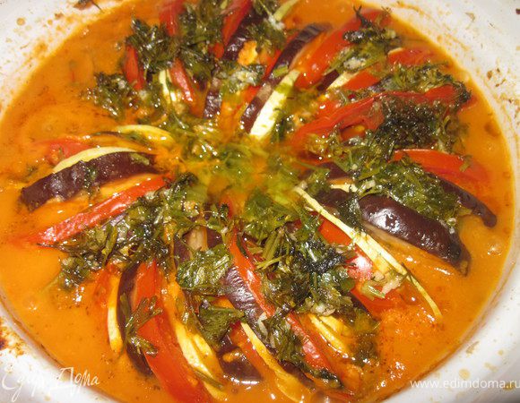 Тушить в духовке, предварительно накрыв форму фольгой, до готовности.