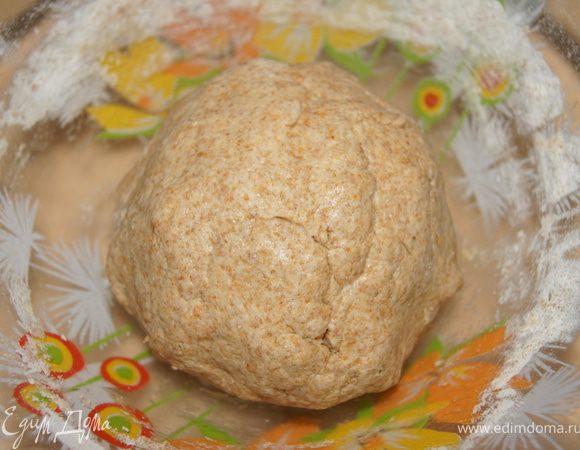 Кефир, масло смешать, добавить муку, соль, паприку и замесить мягкое тесто.