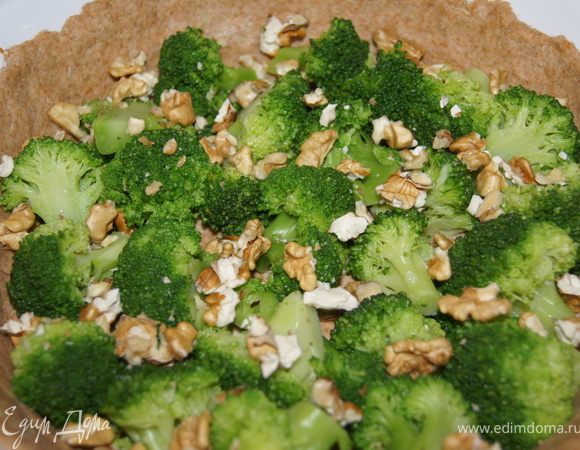 сверху брокколи и грецкие орехи