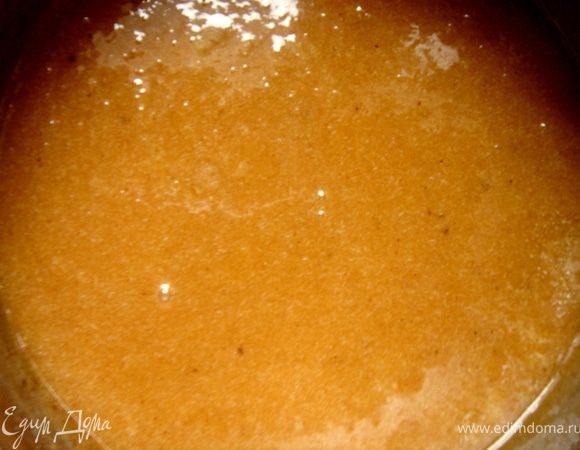 Для приготовления тарталеток можно воспользоваться готовым печеньем или испечь домашнее.Для этого соединить в сотейнике мед,сахар,специи и прогреть эту смесь на огне до растворения сахара.