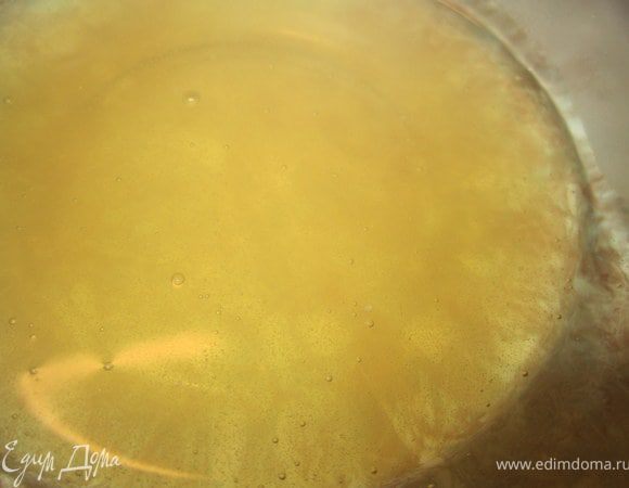 Желатин залить горячей водой. Дать желатину разойтись. При необходимости поставить на 5 сек в микроволновку.