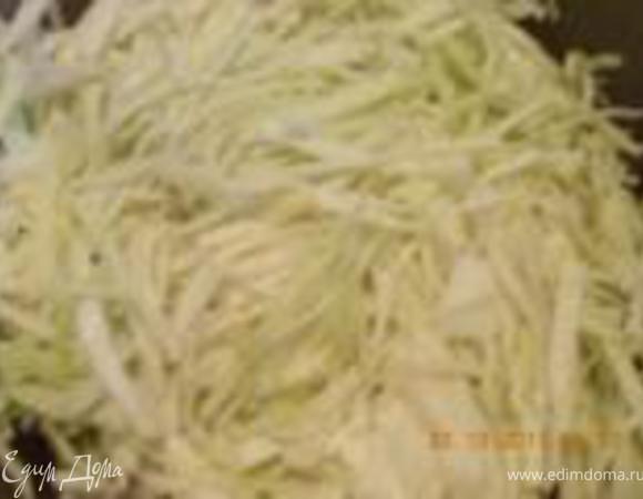 Режем капусту и ставим тушить под крышкой с небольшим количеством воды( масло я не добавляю)