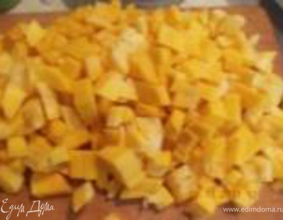 Пока капуста тушится режем мякоть тыквы кубиками и отправляем её ( тыкву) к капусте, закрываем крышку