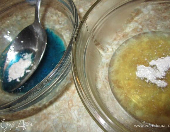 разделить желатин, одну часть подкрасить и добавить кандурин, во вторую только добавить кандурин.