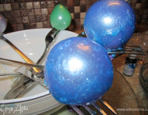 Зацепить шарик на вилку сушиться. Через 2-3 минуты шарик повторно окунуть. Повторить 3-4 раза. 
