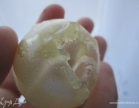 Шарики оставить на ночь сохнуть. Когда шарики высохнут, аккуратно проколоть и достать шарик.