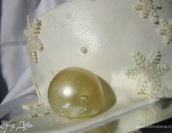 Шарик на торт можно прикрепить на желатин или белый шоколад.