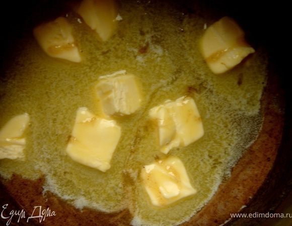 Добавить сливочное масло и,когда оно растворится,хорошо размешать. 