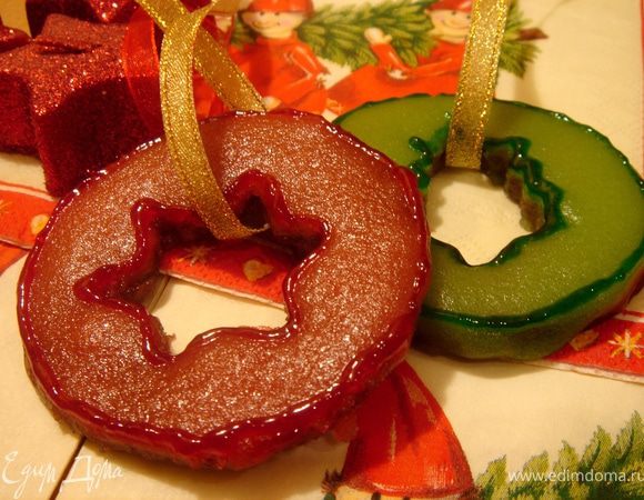 Охлаждённую медовую массу смешать с яйцом,а затем добавить муку и разрыхлитель.Тесто не должно быть тугим и оно липнет к рукам.Убрать тесто в холодильник на 1 час,затем раскатать на листе пергамента и вырезать фигурки.Излишки теста убрать.Выпекать при t 180*С 20-25 минут.Готовое печенье лучше хранить в жестяной коробке.На новогодние праздники печенье можно украсить сахарной глазурью и повесить на ёлку.  