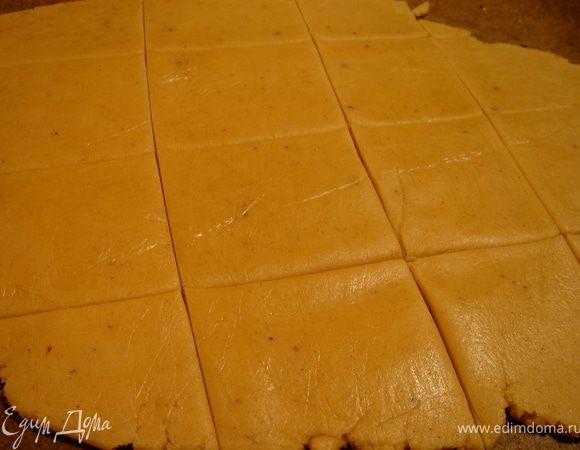 Для тарталеток потребуется половина указанной порции.Можно раскатать тесто в тонкий пласт и разрезать на квадраты.Готовое печенье измельчить и смешать с растопленным сливочным маслом.Смесь должна быть рассыпчатой.Высыпать ложкой массу в маленькие формочки или форму диаметром 24 см и разровнять по дну и бокам тонким стаканом.Запекать тарталетки 10мин при t 180*С.