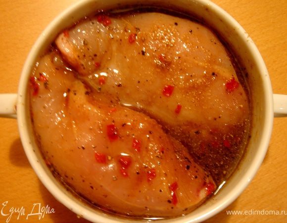 Куриную грудку мариновать около 30 минут,затем запечь в духовке. 