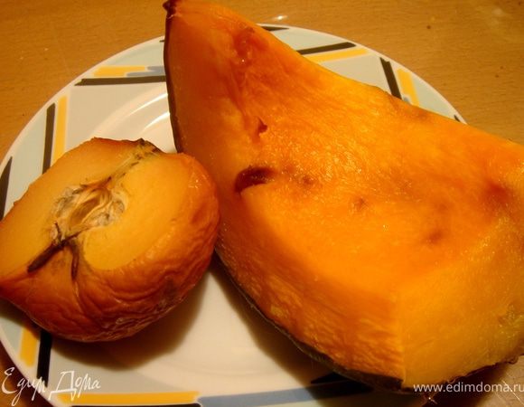 Тыкву и айву запечь одновременно с курицей.Семечки из тыквы подсушить на сковороде и очистить.