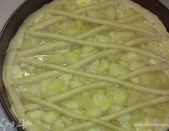 Смазать сливочным маслом форму, выложить тесто, оставив место для начинки. Сделать высокие края. На тесто ровным слоем выложить творожную начинку, сверху яблочную. Из оставшегося теста слепить жгутики и украсить верх пирога.