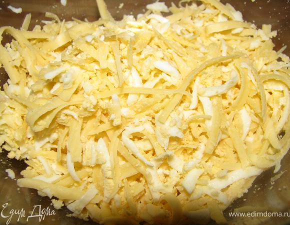 3 яйца сварить вкрутую. Натереть на крупной терке. Сыр так же натереть. Смешать с яйцом.  