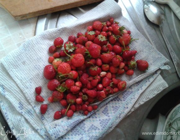 Ягоды промыть (у меня еще свои были). Осушить на полотенце. Клубнику порезать. 