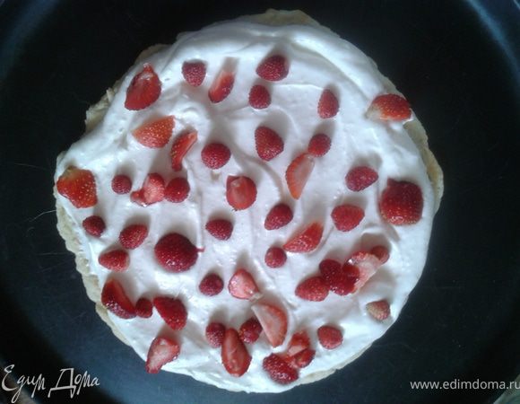 Крем. Взбить с загустителем и сахарной пудрой сливки. 