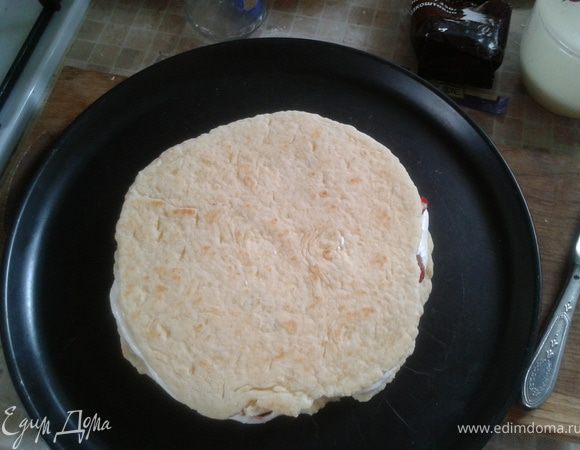 Посте этого 4 корж я уже уменьшила корж в диаметре (ножницами вырезала), для того, чтобы к верху торт принял форму горки. И пятый корж я еще уменьшила.  Зачем такая сложность с кремом и ягодами? можно просто перемешать их,  а потом выкладывать на коржи. Я просто не хотела, чтобы при перемешивании ягоды помялись и пустили сок. А так ягоды как бы внутри крема и к коржам не прикасаются :-)