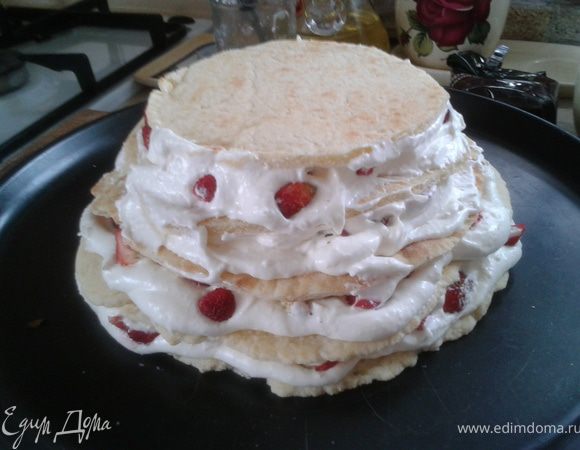 Так как у нас верхние коржи уменьшаются то и крема меньше уходит. 