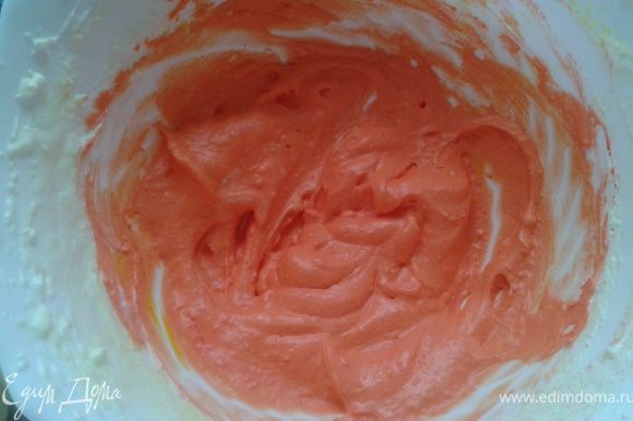 Остатки крема подкрашиваем пищевым красителем под цвет мастики. Мастика у нас будет морковного цвета. Это для того, чтобы крем, который будет местами просвечивать (между морковкой) не выделялся и не бросался в глаза.