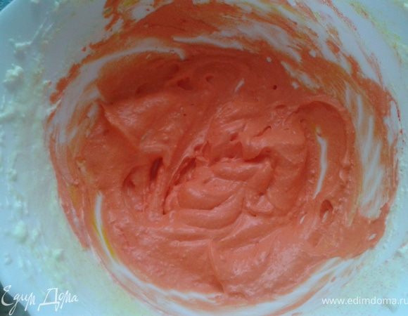 Остатки крема подкрашиваем пищевым красителем под цвет мастики. Мастика у нас будет морковного цвета. Это для того, чтобы крем, который будет местами просвечивать (между морковкой) не выделялся и не бросался в глаза. 