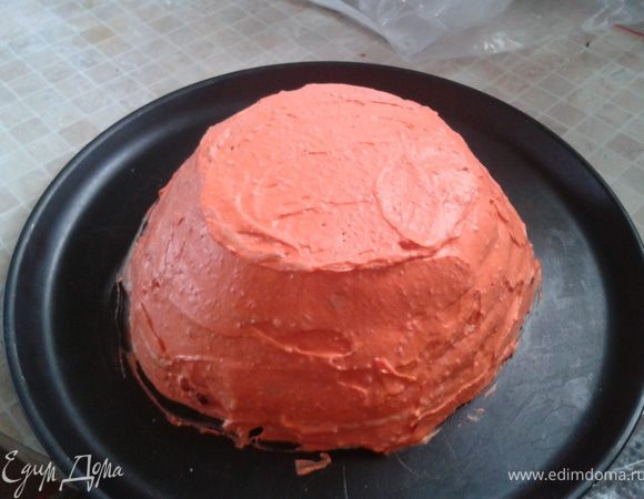 Смазать кремом верх и бока торта. Отправляем в холодильник. 