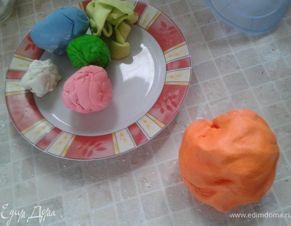 Готовим мастику оранжевого (морковного цвета). Если нет готового, то соединить красный и желтый красители.